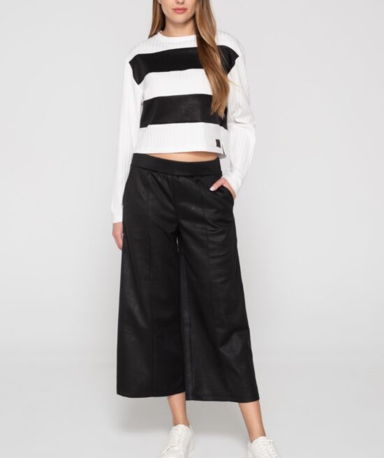 Focused 8070 sweatshirt white & 8075 capri wide leg pants black front